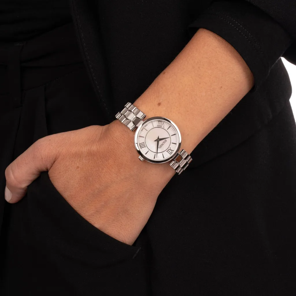 b48313382_worn2.webp