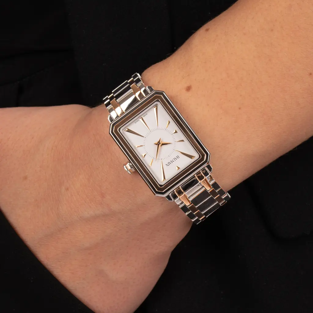 B43883325WornZoom1 (2).webp